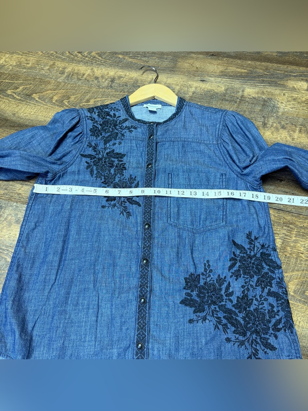 Sundance Lennon Denim Floral Embroidered Snap Shirt Womens Small Blue Chambray - Picture 5 of 12